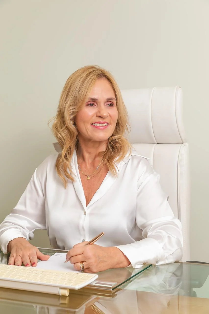 Dra. Emiliane Simonek no consultório na Barra da Tijuca